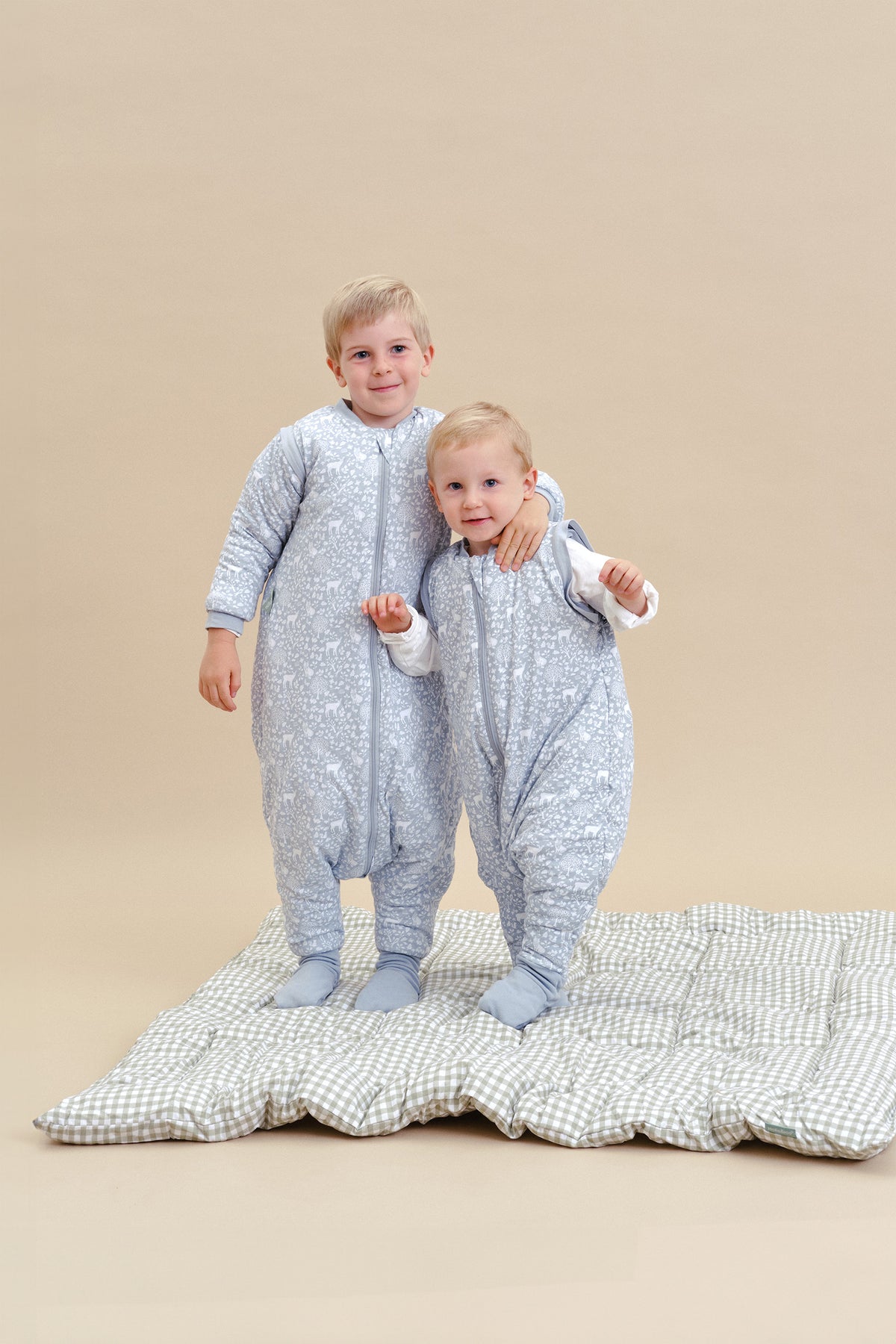 Schlafsack mit Ärmeln und rutschfesten Socken – Woodland – TOG 2.5