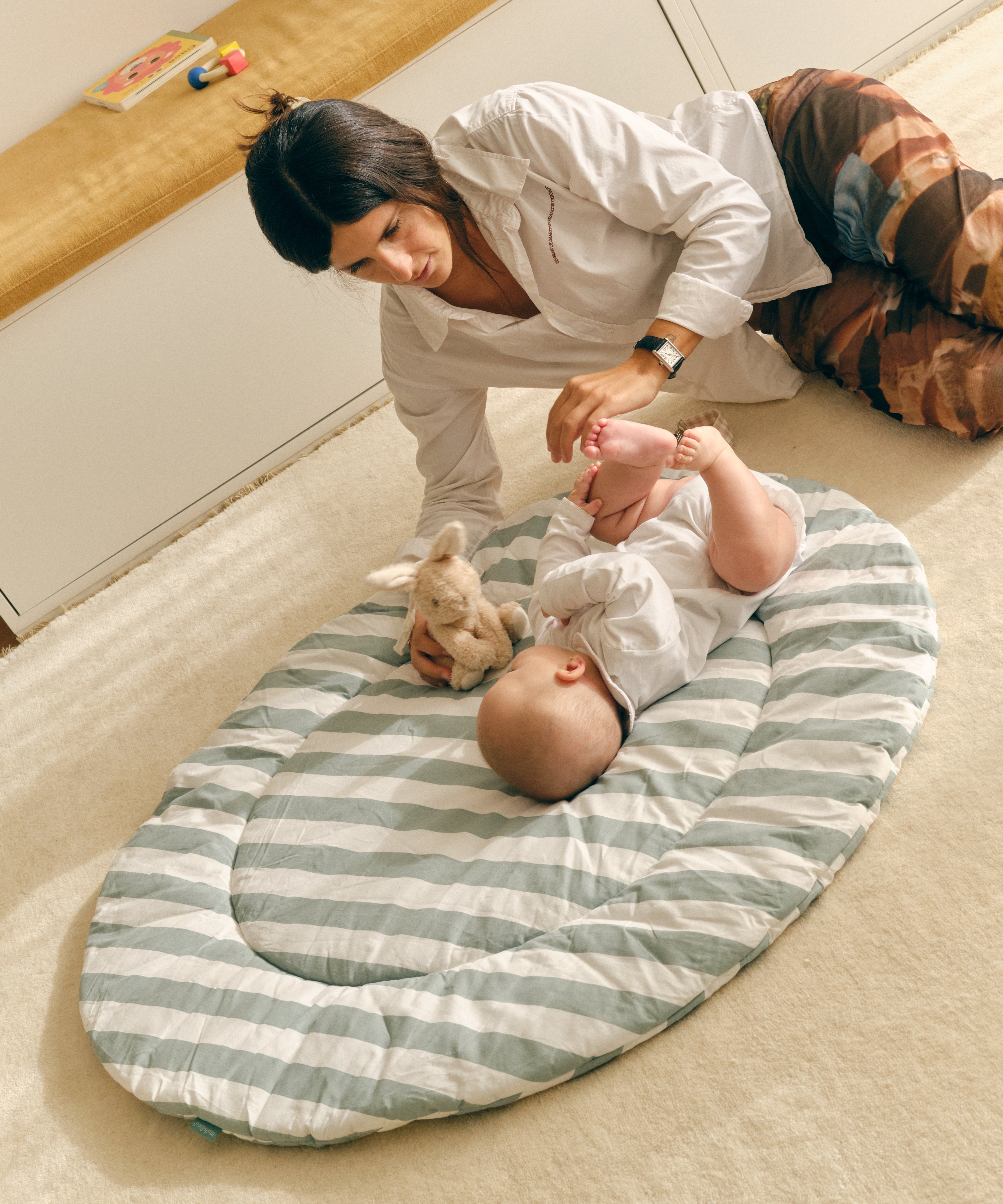 Beneficios del juego en el suelo: por qué tu bebé necesita una alfombra de juego