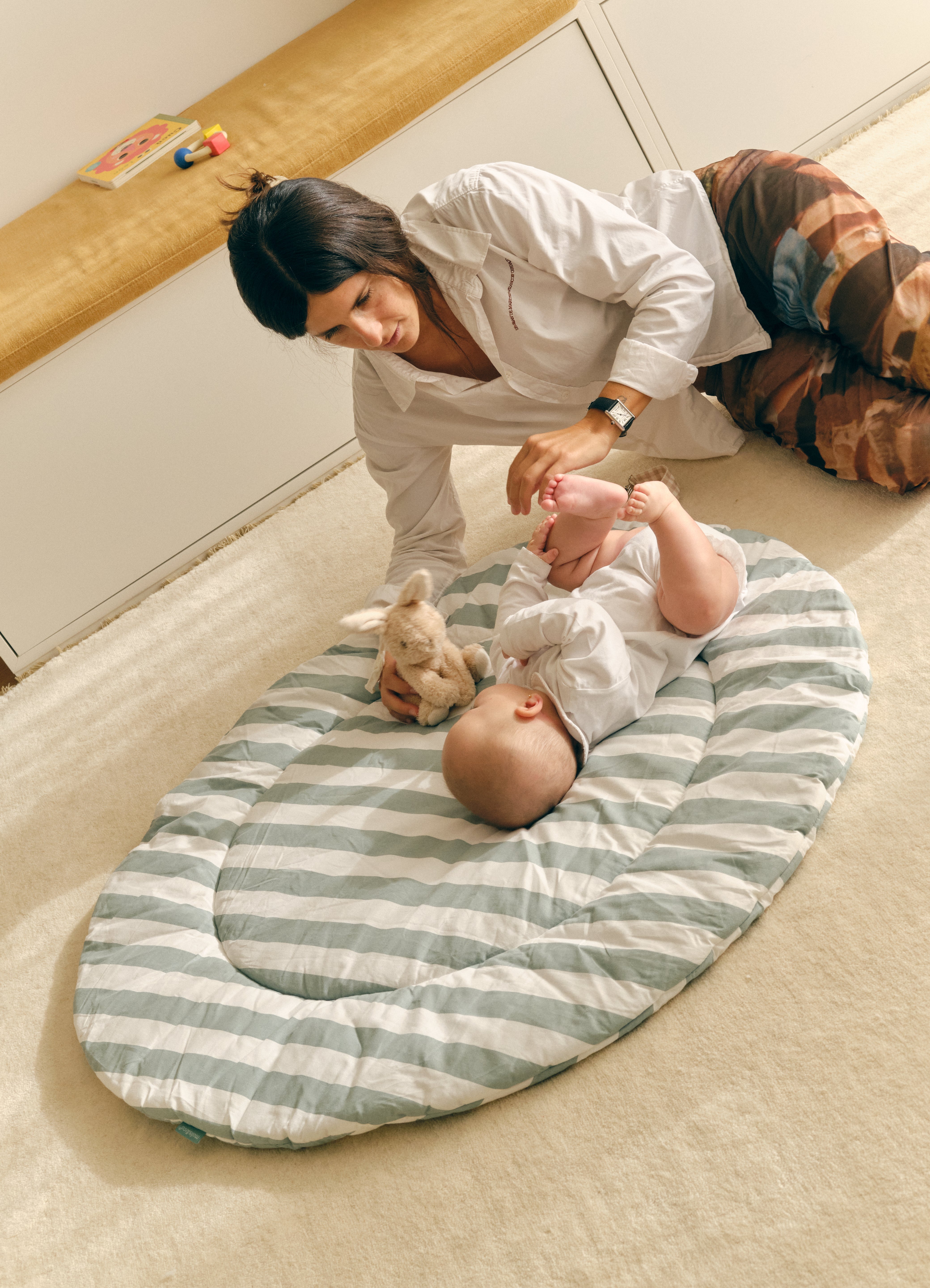 Beneficios del juego en el suelo: por qué tu bebé necesita una alfombra de juego