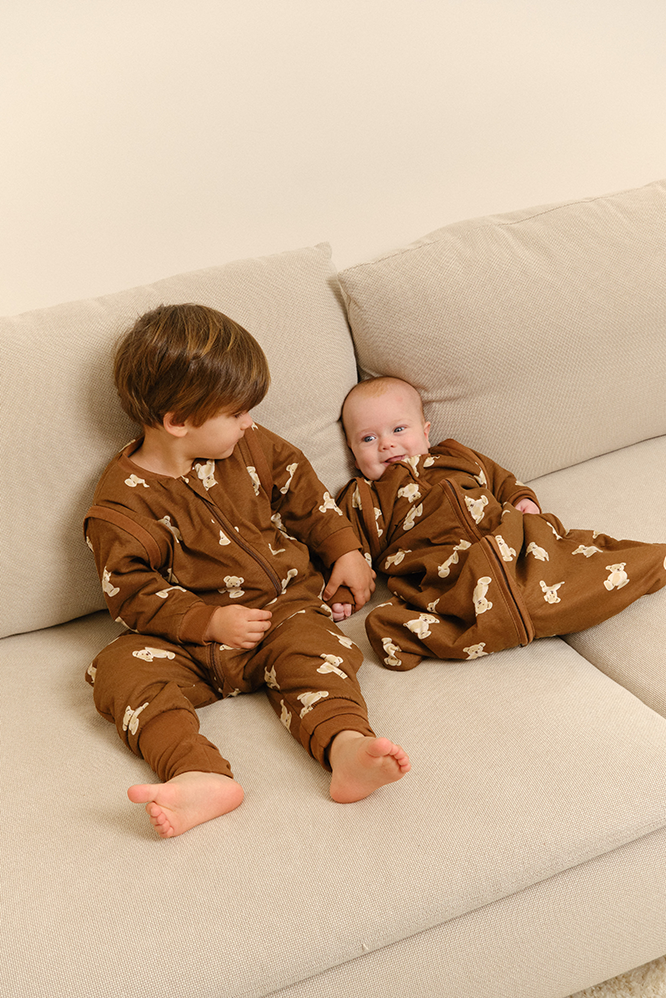 Geschwister Teddy Mocca Pack (2 Produkte): Schlafoverall + Schlafsack TOG 1