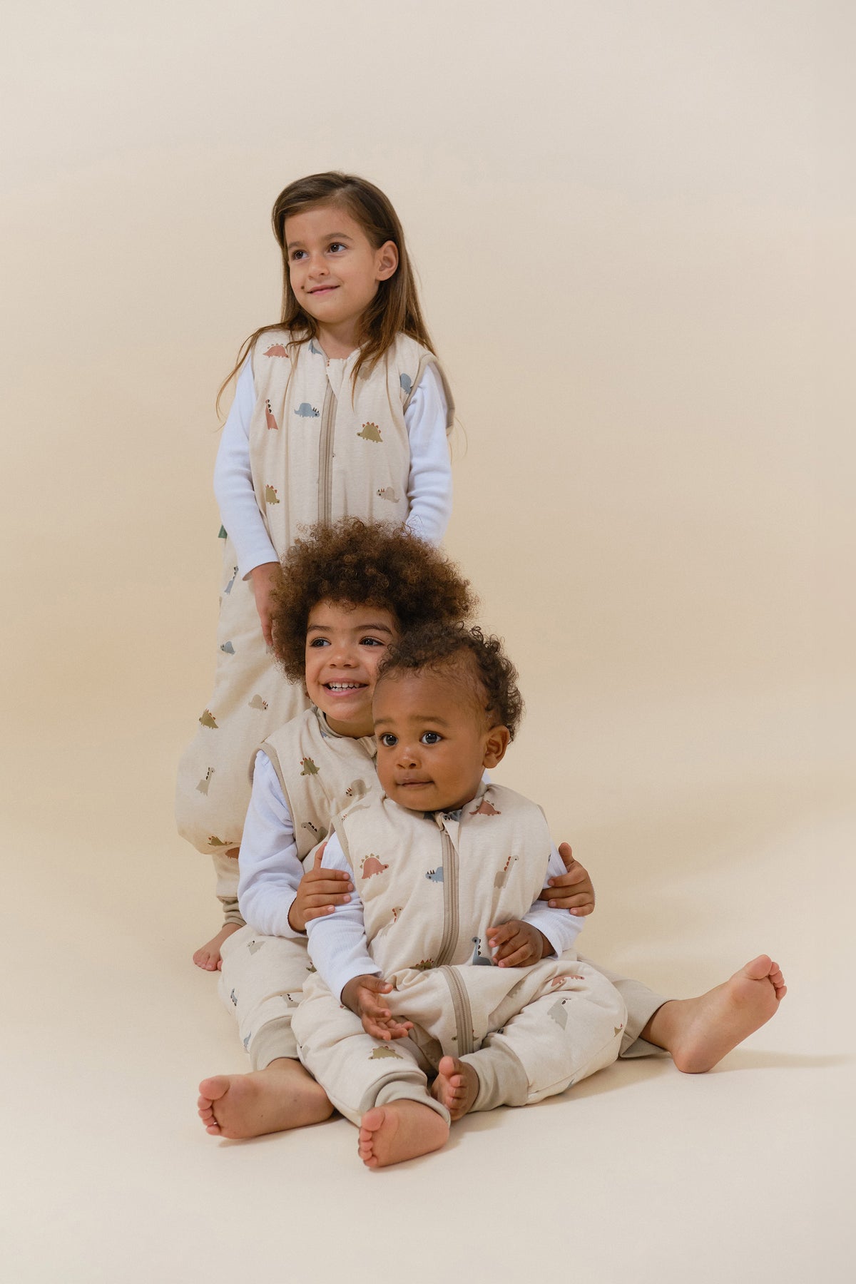 wie muss ein schlafsack sitzen Schlafsack mit Füßen für Babys ideal für den Winter. Dinos