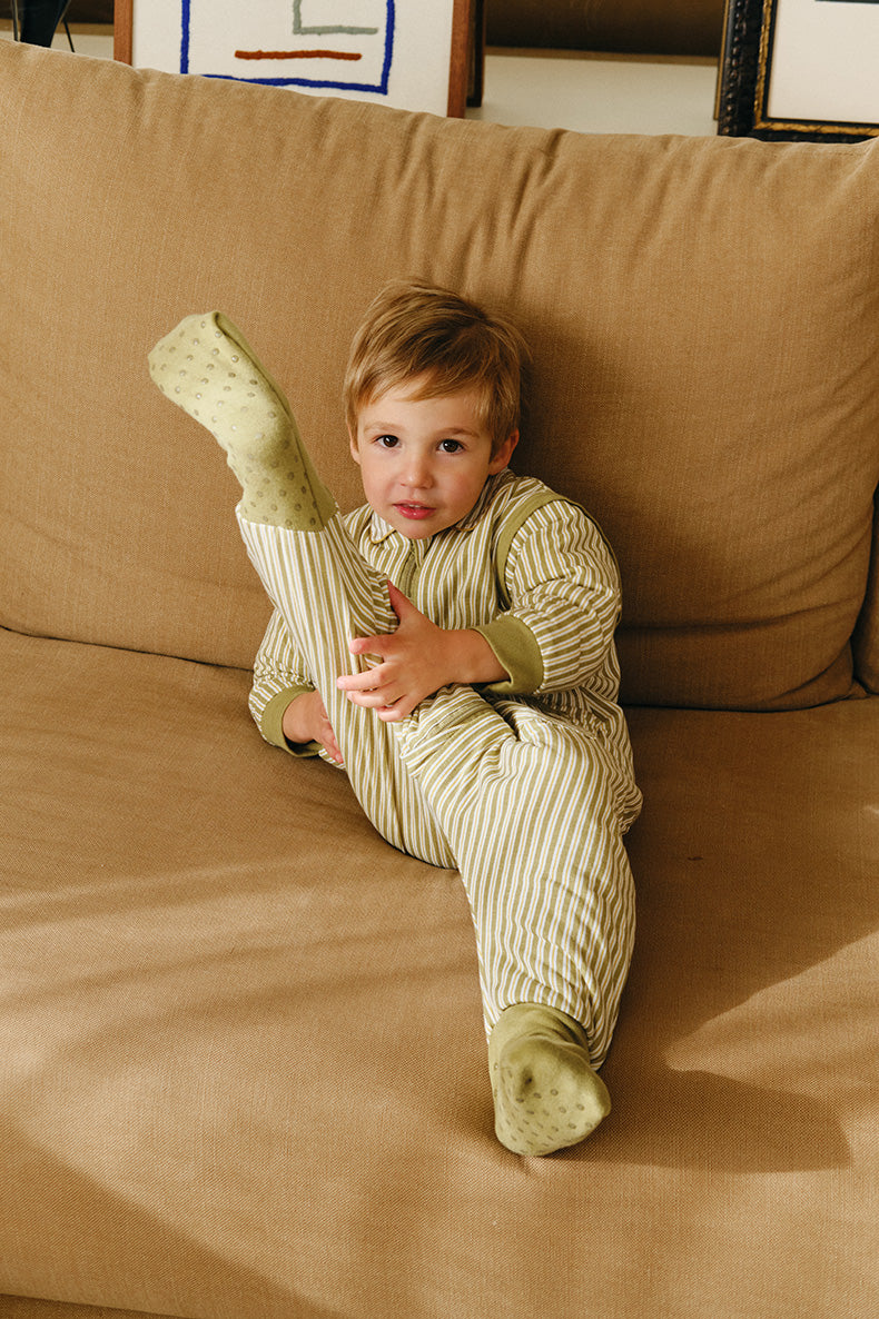Schlafsack mit Ärmeln und rutschfesten Socken – Olive Green Stripes –