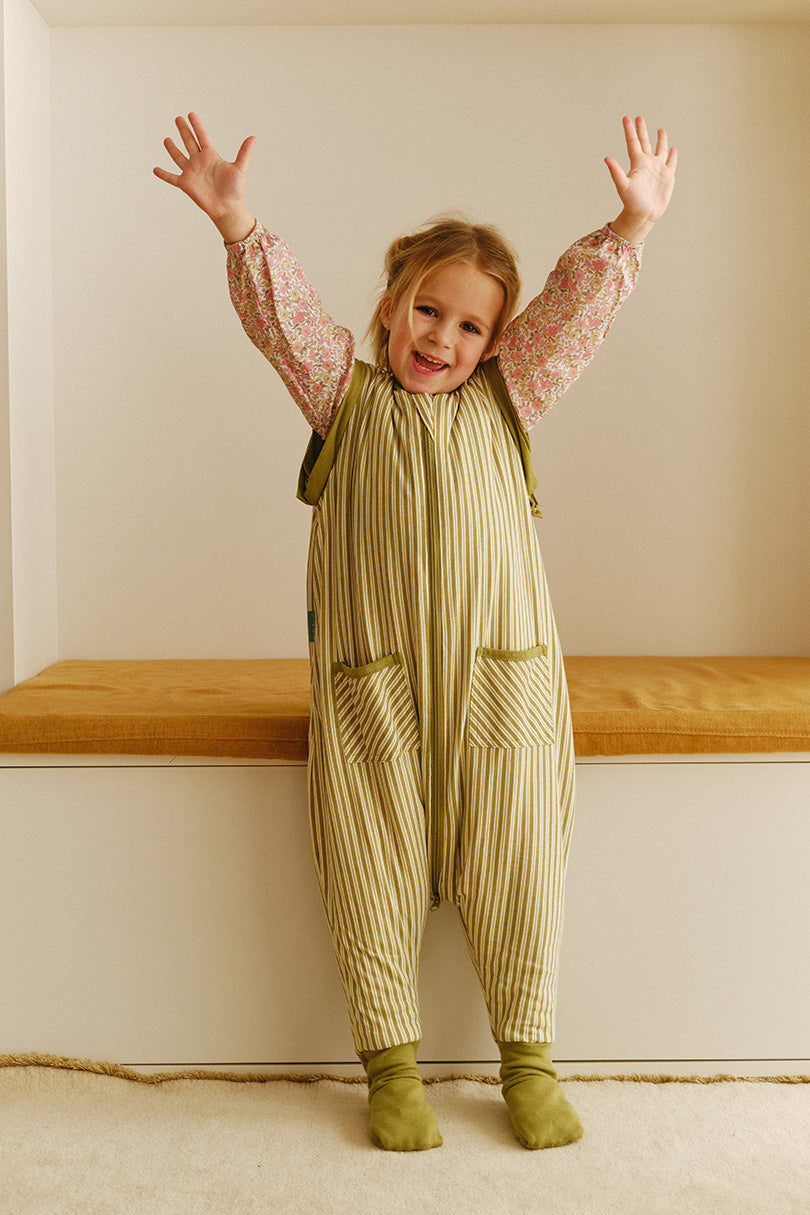 Schlafsack mit Ärmeln und rutschfesten Socken – Olive Green Stripes – TOG 1