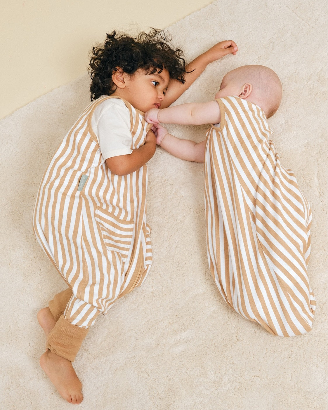 Schlafsack mit füssen und rutschfesten Socken - Sand Stripes