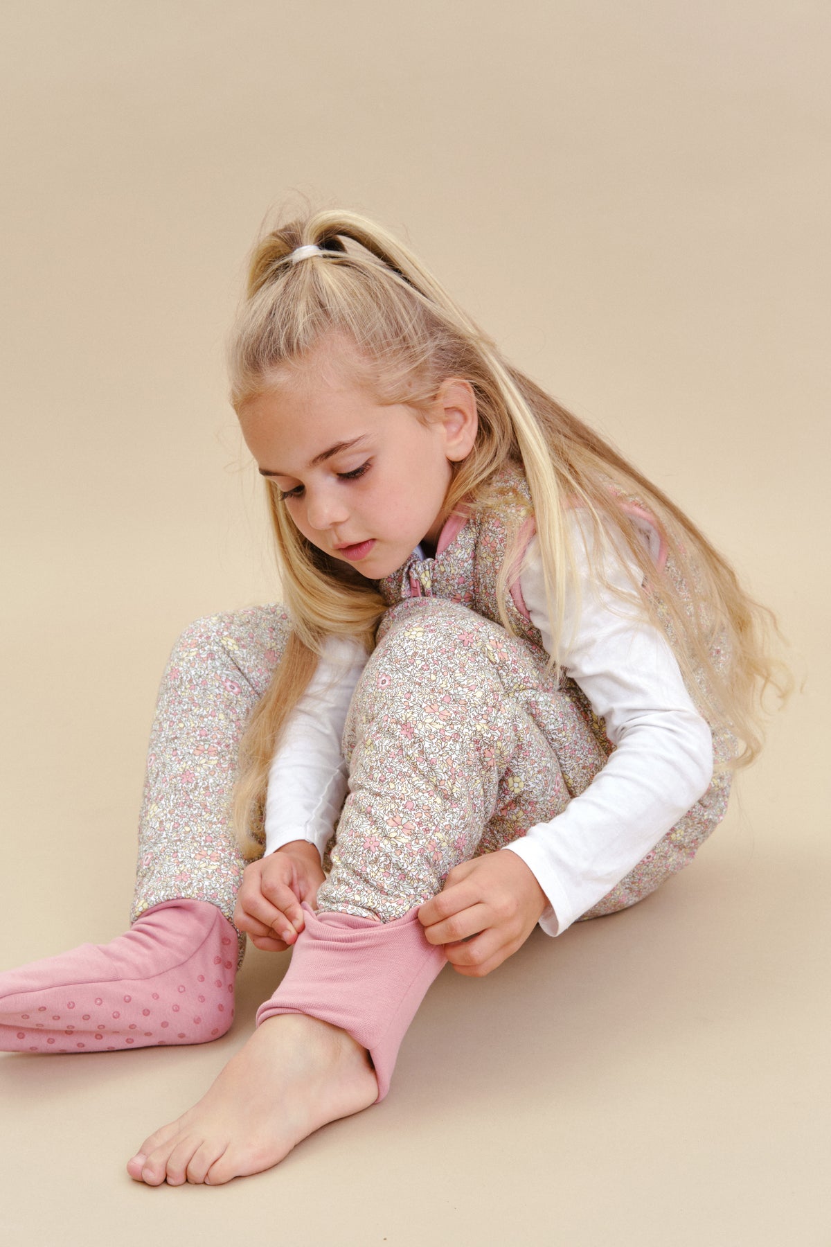 Schlafsack mit Füßen und rutschfesten Socken - Pastel Floral - TOG 2.5